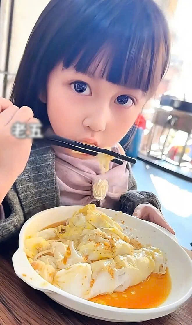 img src/upload/1-2026/images/ngavt/sinh-5-con-van-duoc-khen-nuc-no-bi-mat-nam-o-dieu-khien-ai-cung-phai-thay-doi-suy-nghi-cmttt-1-1773991973-450-width780height600.jpg /