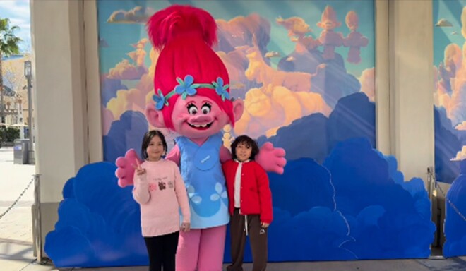 Sau đó, vợ chồng Tuấn Hưng tiếp tục dành riêng 1 ngày để đưa 3 nhóc tỳ đi chơi tại Universal Studios Hollywood. Các nhóc tỳ bày tỏ sự thích thú khi được tận mắt ngắm nhìn không gian rộng lớn, đẹp mắt, được trải nghiệm những trò chơi mà trước đó chỉ được xem qua tivi.