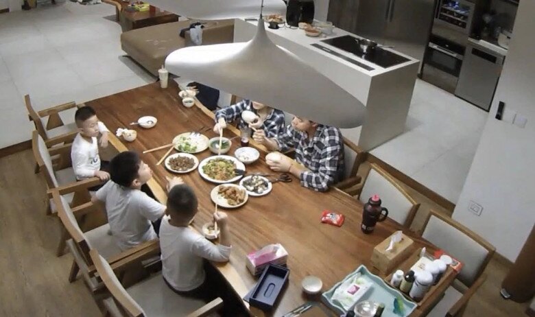 Văn Quỳnh và ca nương Kiều Anh giúp mẹ chăm sóc các em.