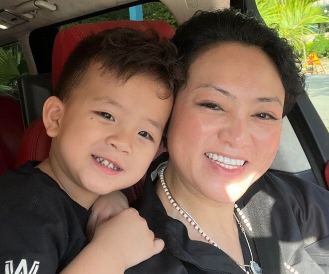 Xem video: 2 bé Cơm Canh hát cho mẹ nghe