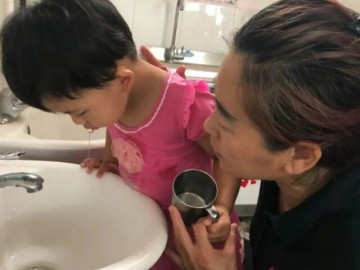 Yêu con - Con 2 tuổi uống nhầm keo 502, mẹ vội vàng đổ thêm một thứ vào miệng đứa trẻ, bác sẽ khen: Quá thông minh!