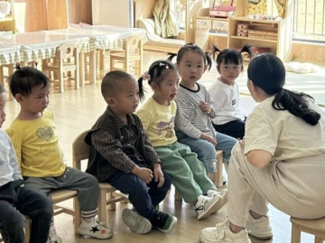 Yêu con - Cô giáo gửi ảnh con gái ở lớp được nhiều bạn nam thích vì quá xinh, mẹ xem kĩ liền tức giận chuyển trường