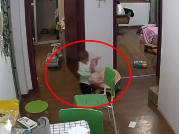 Yêu con - Anh trai 1 tuổi bế em sơ sinh đi lại trong nhà, mẹ hốt hoảng khi thấy đứa trẻ bị dốc ngược đầu xuống đất