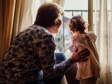 Yêu con - Giúp con trai chăm cháu, làm việc nhà suốt nhiều năm, tiêu hết cả tiền lương hưu, tới lúc ốm tôi mới ân hận