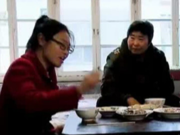 Con gái 33 tuổi tốt nghiệp ĐH cả ngày chỉ ăn ngủ, xem TV, bị đuổi ra khỏi nhà liền đáp 1 câu khiến bố mẹ "chết sững"