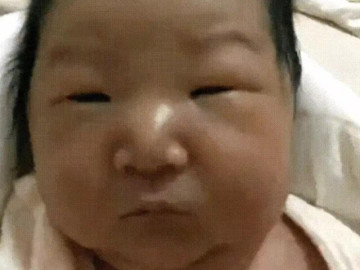 Bé sơ sinh chào đời bị gọi là vịt con xấu xí, vài năm sau lột xác thành búp bê Hoa khôi bao chàng mê