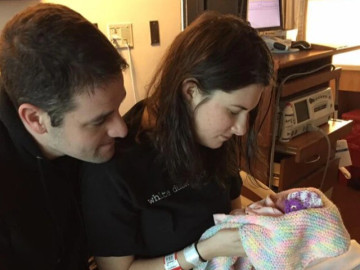 Bà bầu - Siêu âm phát hiện con dị tật, nghe lời bác sĩ chọn phá thai, bế em bé trên tay bố mẹ sững sờ