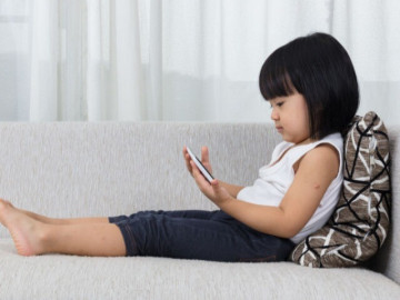 Yêu con - Cháu cứ khóc là ông bà cho xem điện thoại, nghe lời bác sĩ kết luận, bố mẹ đứng không vững