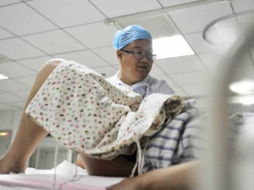 Bà bầu - Vừa đỡ đẻ cho sản phụ, nam bác sĩ sản bị người chồng hành hung và nói một câu khiến ai cũng tức giận