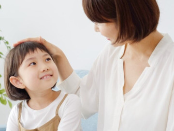 Yêu con - Con gái được khen "Cháu xinh quá", bố mẹ bé nghiêm túc yêu cầu: "Cô phải xin lỗi con gái tôi!"