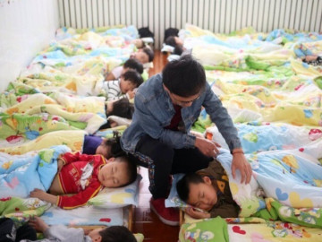 Yêu con - Con gái khóc không muốn đi học, mẹ âm thầm đến trường phát hiện sự thật kinh ngạc về giấc ngủ trưa của trẻ