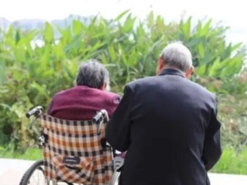 Càng về già tôi càng thấm: Tiền bạc dù nhiều đến đâu cũng không thay thế được người bạn đời