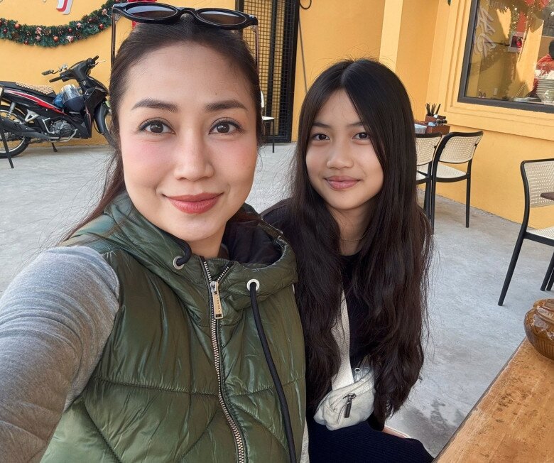 Cola, tên thật là Linh Đan, là con thứ 2 của Ốc Thanh Vân và ông xã Trí Rùa, cô nhóc sinh năm 2013, hiện tại đang ở tuổi 12.