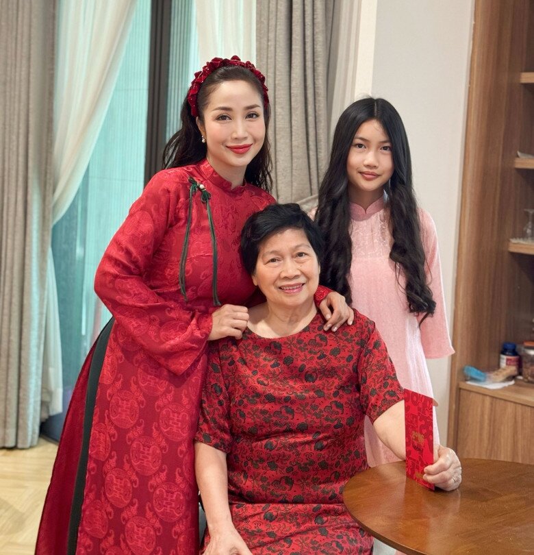 Bé Cola sở hữu gương mặt càng lớn càng giống mẹ Ốc, đặc biệt là sống mũi cao và cằm V-line. Cô nhóc cũng sở hữu chiều cao nổi bật.