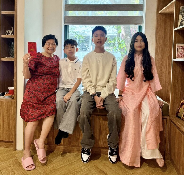 3 con Ốc Thanh Vân dành những lời chúc tốt đẹp nhất cho bà ngoại và cùng lưu lại bức hình ý nghĩa trong Tết Nguyên đán 2026.