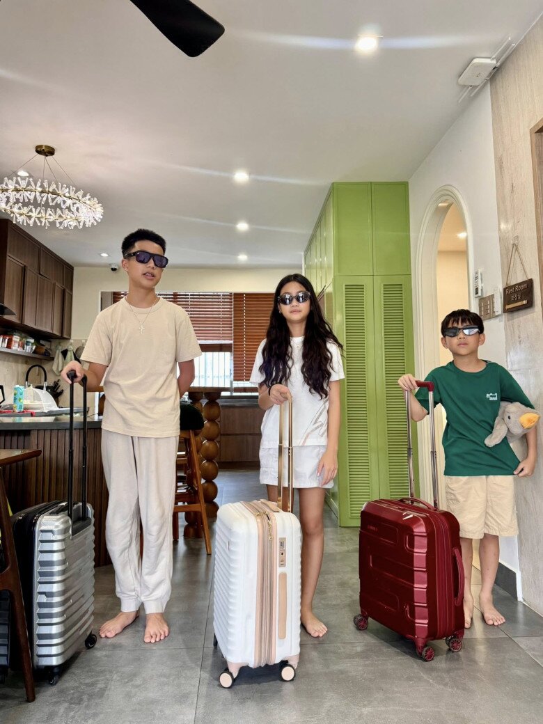 Trước đó, Cola từng được khen ngợ khi đang bước vào giai đoạn “trổ mã” rõ rệt: làn da ngăm khỏe khoắn, thân hình phổng phao, cao ráo và gương mặt ngày càng xinh xắn.