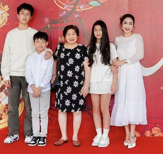 Sau khi trở về từ chuyến định cư tại Úc, bé Cola theo học tại trường quốc tế ở TP.HCM, thỉnh thoảng cô nhóc xuất hiện tại các sự kiện cùng mẹ hay theo mẹ đi làm tại các tỉnh xa.