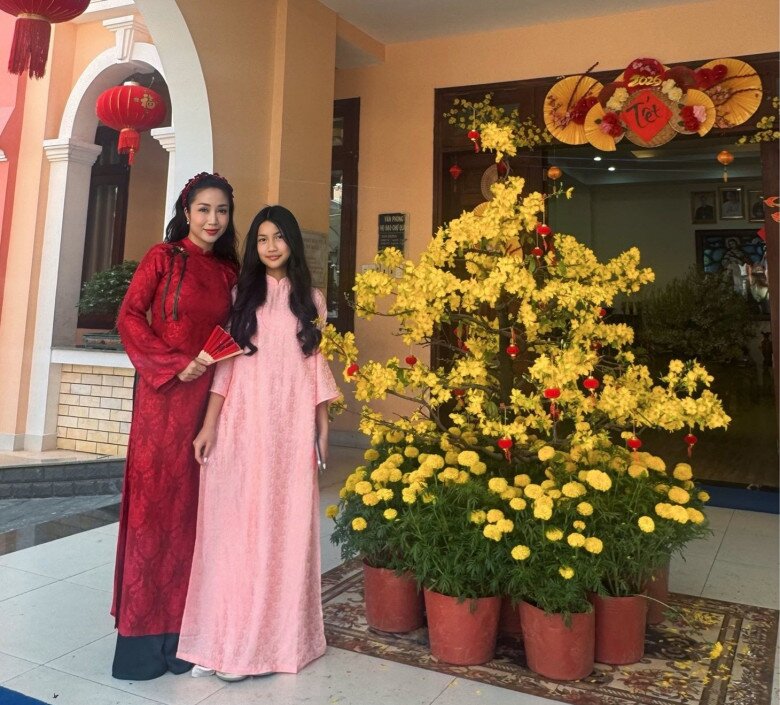 Cô nhóc theo mẹ Ốc Thanh Vân - mặc áo dài màu đỏ, sang chúc Tết bên ngoại, được khen ngợi xinh xắn, có sức hút rất đặc biệt.