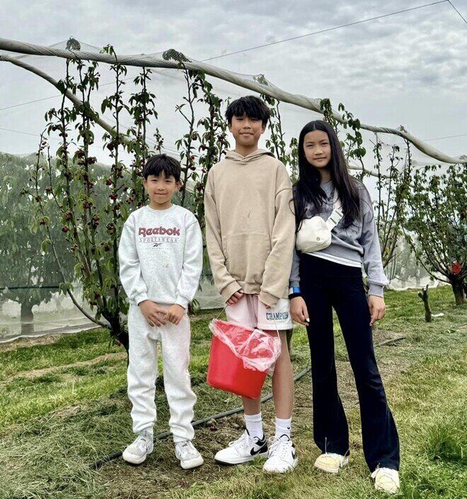 Ở nhà, Cola cũng thường xuyên phụ giúp bố mẹ việc bếp núc, dọn dẹp và luôn thể hiện tình cảm với các thành viên trong gia đình.