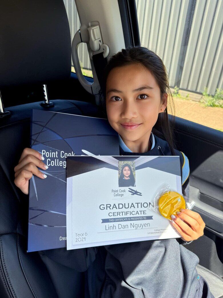 Cô bé thông thạo tiếng Anh và tiếng Hàn, có khả năng giao tiếp tự tin. Khi cùng gia đình sang Australia sinh sống, Cola thậm chí còn được nhà trường đặc cách “nhảy cóc” từ giữa lớp 5 lên thẳng lớp 6.