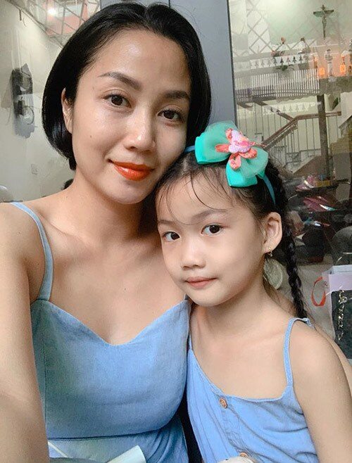 Chia sẻ về cách nuôi dạy con gái Cola, hot mom 3 con từng cho biết, cô không đặt nặng việc con gái phải giỏi theo khuôn mẫu, mà quan trọng nhất là con được lớn lên trong cảm giác an toàn và hạnh phúc. 