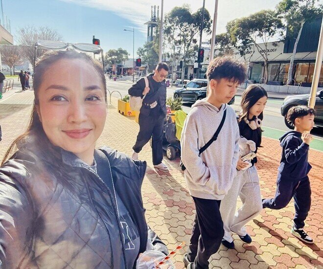Cô luôn có mặt khi con gái cũng như con trai cần nhưng cũng thỉnh thoảng, sẽ lùi lại phía sau để các con biết tự lập hơn.