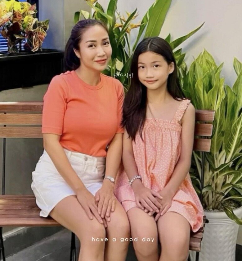 “La đi theo phụ mẹ làm MC, tranh thủ thăm gia đình. Trời lạnh thật là thích. Vừa đáp là đi kiếm cafe liền và phá lệ bữa sáng bằng tô bánh đa bề xay chắc no đến ngày mốt” - mẹ 3 con từng chia sẻ.