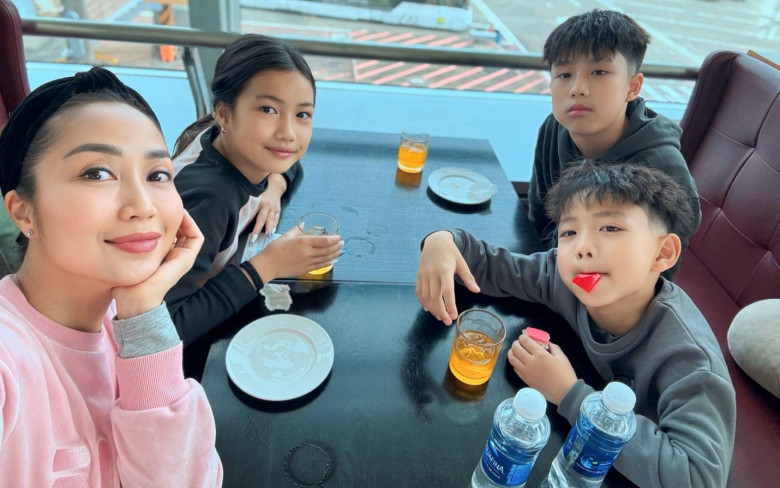 Nữ MC cho biết cô hoàn toàn yên tâm khi có ái nữ bên cạnh vì sự thấu hiểu và chu đáo của con.