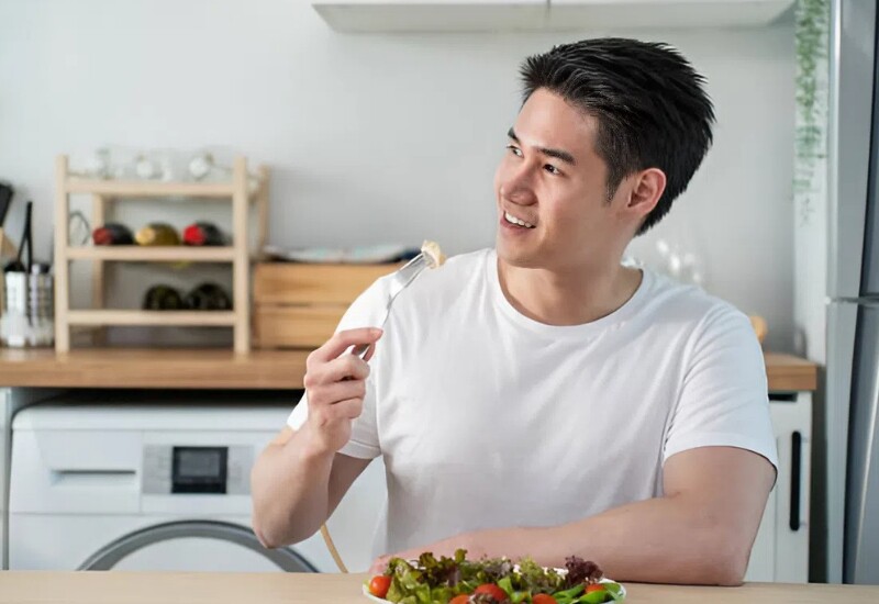 Xây dựng chế độ ăn uống lành mạnh: Việc ăn uống thiếu khoa học là một trong những nguyên nhân suy giảm chức năng sinh lý của nam giới. Đồ dầu mỡ, thiếu dưỡng chất thiết yếu khiến cơ thể dễ mệt mỏi, làm “sức bền” của nam giới dần chùng xuống theo thời gian.