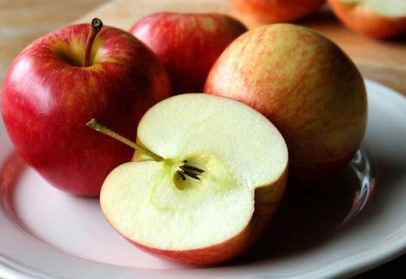 Táo giàu chất xơ hòa tan, đặc biệt là pectin, giúp làm mềm phân, kích thích nhu động ruột hoạt động ổn định, từ đó hỗ trợ giảm táo bón. Việc ăn táo đều đặn còn góp phần cân bằng hệ vi sinh đường ruột, hạn chế tình trạng rối loạn tiêu hóa kéo dài.