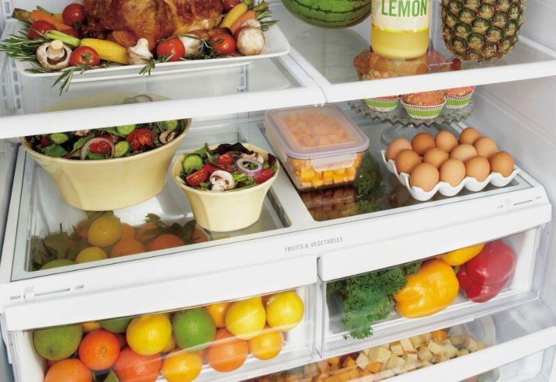 Một lối sống khỏe không nhất thiết phải bắt đầu từ những thực phẩm đắt đỏ, dọn bớt bánh kẹo, nước ngọt, đồ ăn vặt trong tủ lạnh chính là cách giúp cơ thể tránh xa những cám dỗ ăn uống thiếu kiểm soát. Khi tủ lạnh gọn gàng, thói quen ăn uống cũng thay đổi tích cực. 