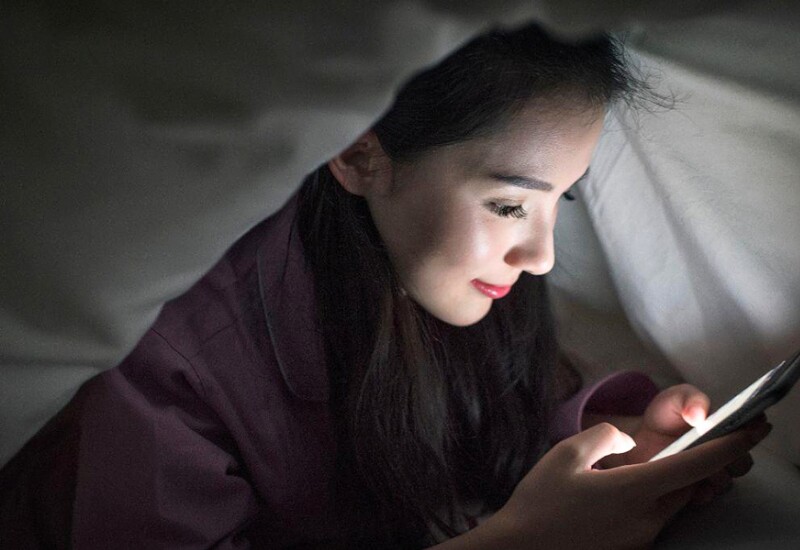 Bấm điện thoại: Thói quen thông thường của nhiều người, đặc biệt là giới trẻ, sau khi trải qua “cuộc vui” thì lại dán mắt vào màn hình điện thoại. Hoạt động này tưởng chừng vô hại này lại mang đến hậu quả khó lường. 