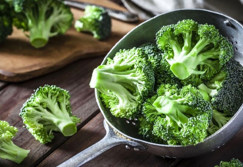 Xếp đầu bảng được ĐH Harvard đánh giá tốt nhất thế giới, súp lơ xanh nổi bật với sulforaphane - hợp chất sinh học được chứng minh có khả năng kích hoạt enzyme giải độc, bảo vệ ADN và ức chế sự phát triển của tế bào bất thường. Ngoài ra, súp lơ giàu vitamin C, K, B9... 