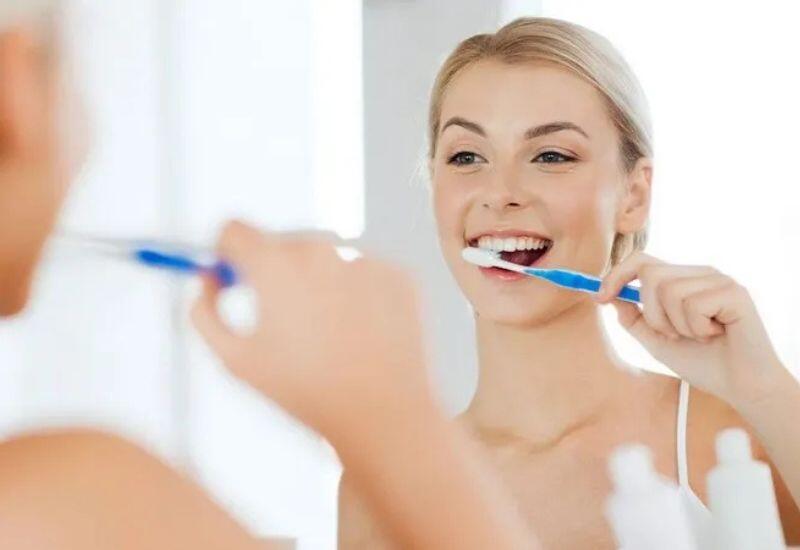 Hôi miệng kéo dài dù đã vệ sinh cá nhân thường liên quan đến trào ngược dạ dày, axit và khí trong dạ dày trào ngược lên cổ họng, tạo mùi khó chịu dai dẳng. Ngoài ra, tình trạng này cũng có thể liên quan đến viêm amidan mạn tính, viêm loét dạ dày, ung thư thực quản. 