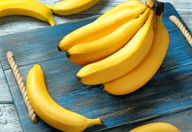 Chuối là loại trái cây quen thuộc nhưng mang lại lợi ích rõ rệt cho giấc ngủ. Hàm lượng kali và magie dồi dào giúp cơ bắp được thả lỏng, giảm căng thẳng thần kinh, trong khi vitamin B6 hỗ trợ cơ thể sản sinh melatonin và serotonin tự nhiên.