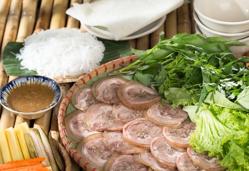 Nhắc đến đặc sản không thể bỏ qua khi đến Bắc Ninh, bò tơ luôn là cái tên được nhiều thực khách lựa chọn. Thịt bò tơ non, thớ nhỏ, mềm ngọt tự nhiên, ít mỡ, được chế biến ngay khi còn tươi nên giữ trọn vị ngọt và độ mọng đặc trưng.