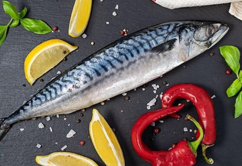 Cá thu được ví là “vua dinh dưỡng” nhờ chứa lượng omega-3 cao giúp giảm cholesterol xấu, ổn định huyết áp và bảo vệ thành mạch. Đây là loại cá quen thuộc, dễ mua tại chợ Việt nhưng ít người sử dụng. 