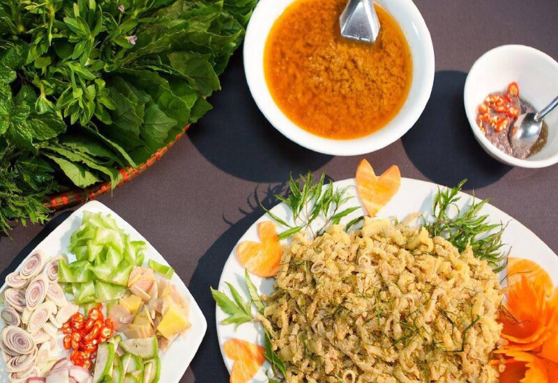 Gỏi cá nhệnh là đặc sản ven biển Thanh Hóa, du khách nhất định phải thử 1 lần. Cá nhệnh là loài cá nhỏ, thân dài, sống ở vùng nước lợ như Nga Sơn, Hậu Lộc... Cá được làm sạch, lóc xương, trộn thính gạo rang cùng riềng, tỏi, ớt và lá chanh, tạo mùi thơm đặc trưng.