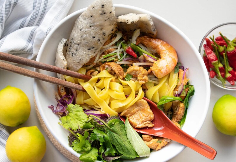 Một món làm nên tên tuổi ẩm thực của Đà Nẵng, khiến ai ghé thăm cũng khó lòng bỏ qua, chính là mì Quảng. Tô mì nổi bật với sợi vàng óng, bản to, phủ lên lớp tôm thịt, trứng và đậu phộng rang thơm bùi, chan xăm xắp nước dùng đậm đà tạo nên hương vị khó cưỡng.