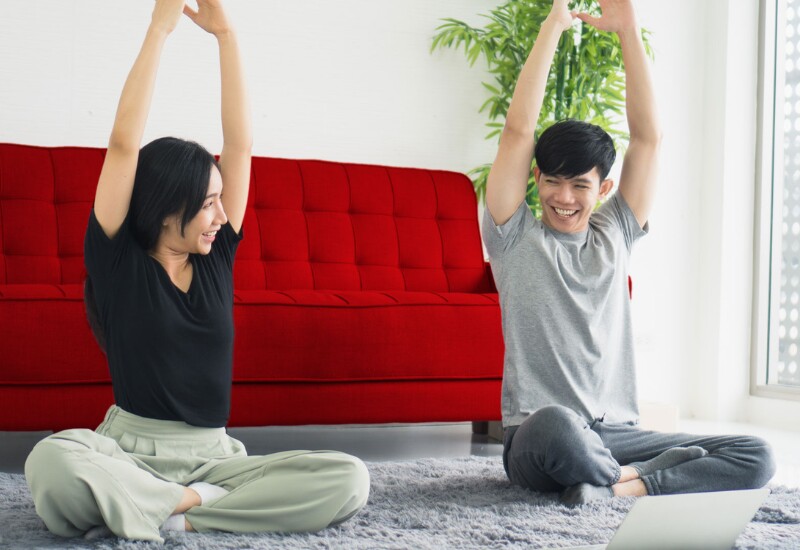 Tập thể dục theo nhạc: Là hoạt động vui vẻ, giúp cơ thể vận động tự nhiên và giảm cảm giác uể oải trong những ngày Tết. Những giai điệu sôi động giúp kích thích tinh thần, tăng nhịp tim nhẹ nhàng và mang lại năng lượng tích cực cho cả gia đình.