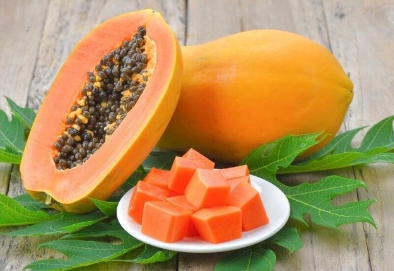 Đu đủ là loại trái cây giàu vitamin C, beta-carotene cùng magie và kali - những dưỡng chất quan trọng với hệ tim mạch. Magie giúp điều hòa nhịp tim, kali hỗ trợ cân bằng huyết áp, trong khi vitamin C góp phần bảo vệ thành mạch và cải thiện lưu thông máu.