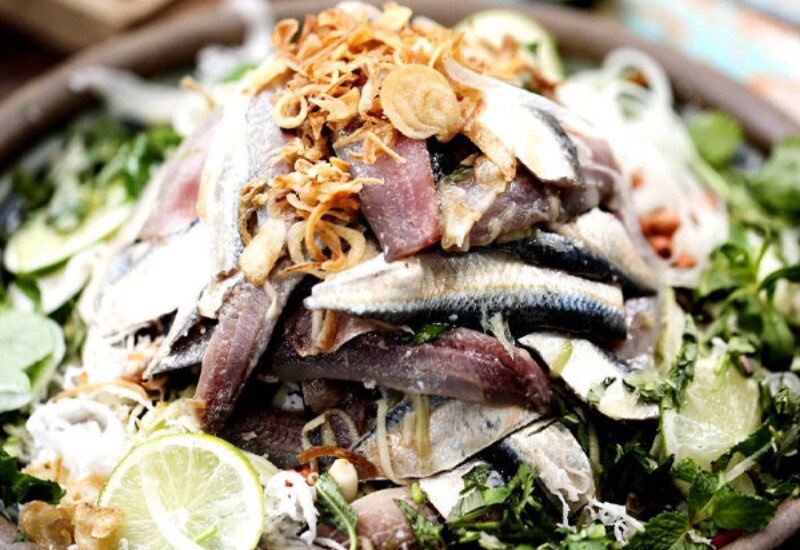 Gỏi cá trích là món ăn trứ danh của Phú Quốc, được chế biến từ cá trích tươi - loài cá nhỏ bé nhưng được ngư dân ví như “lộc trời” ở vùng biển này. Cá vừa đánh bắt được làm sạch, thái lát mỏng, trộn cùng hành tây, dừa nạo và rau thơm bản địa.