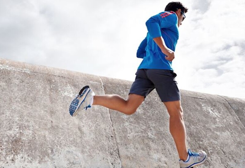 Tập thể dục đều đặn: Nghiên cứu của Harvard cho thấy 30 phút đi bộ mỗi ngày có thể giảm tới 41% nguy cơ rối loạn cương dương. Vận động giúp tăng lưu lượng máu, cải thiện huyết áp và kích thích sản sinh oxit nitric - yếu tố quan trọng duy trì sự “sức lực” cho nam giới.