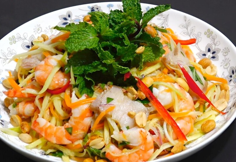 Nộm, gỏi là món ăn không qua nhiệt độ cao nên có thể tạo điều kiện môi trường phù hợp cho vi khuẩn tồn tại khi để qua đêm. Kể cả bảo quản tủ lạnh, môi trường ẩm và nước trộn vẫn có thể tạo điều kiện cho vi sinh vật có hại phát triển nhanh chóng.