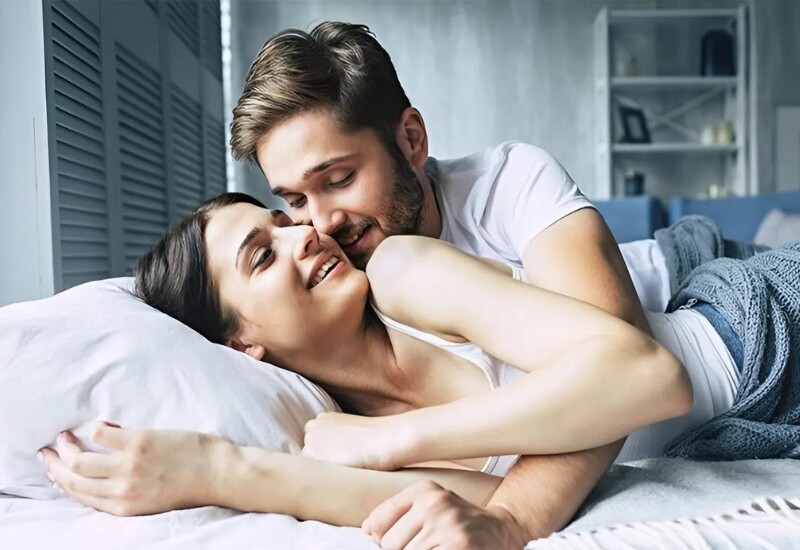 Kích thích vùng phía sau tai: Đây là một trong những khu vực nhạy cảm của cơ thể vì tập trung nhiều đầu dây thần kinh. Khi được chạm nhẹ hoặc vuốt ve, vùng tai dễ tạo cảm giác rùng mình dễ chịu, giúp đối phương nhanh chóng bị cuốn vào cảm xúc thân mật.