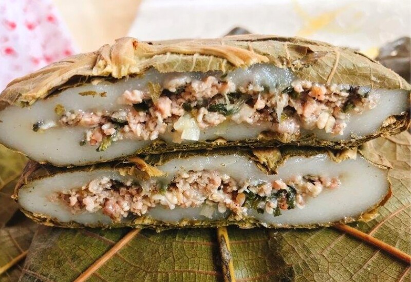 Bánh trứng kiến - món ăn độc đáo của người Tày ở Cao Bằng, thường xuất hiện vào khoảng tháng 3-5 âm lịch khi mùa trứng kiến rừng bắt đầu. Lớp bánh được làm từ nếp dẻo mịn, bên trong là trứng kiến béo ngậy xào với mỡ và lá hẹ, tất cả được gói trong lá vả non rồi đem hấp.