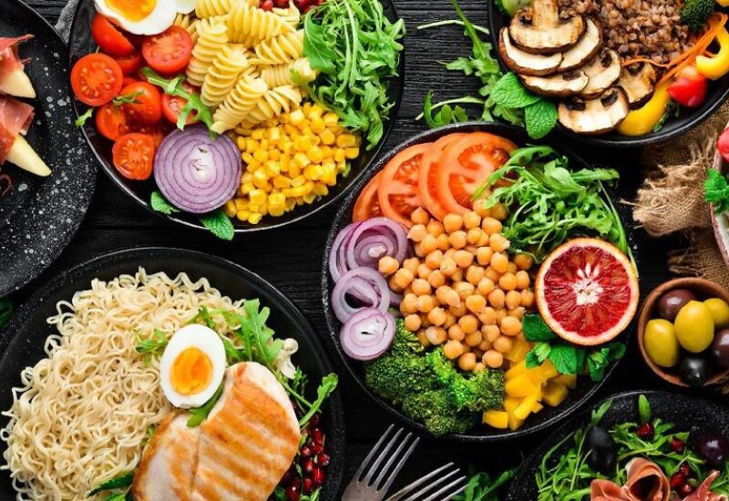 Chế độ ăn Địa Trung Hải: Đây là chế độ mà trong khẩu phần ăn sẽ ưu tiên rau củ, cá, dầu ô liu, hạt và ngũ cốc nguyên cám. Với thực đơn giàu chất béo tốt và chất xơ giúp giảm tích mỡ vùng bụng, ổn định đường huyết và tốt cho tim mạch, bảo vệ sức khỏe toàn diện. 