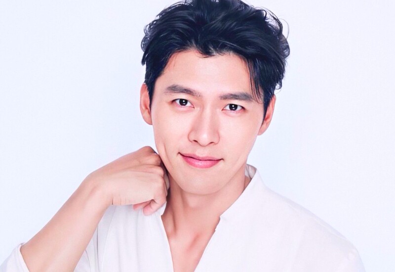 Theo nhân tướng học, đàn ông có lông mày rậm và dài thường được xem là người có phúc khí tốt. Dáng mày đậm, mọc đều và kéo dài qua đuôi mắt thể hiện tính cách mạnh mẽ, quyết đoán và có ý chí vươn lên. Những người này thường kiên trì, ít bỏ cuộc trước khó khăn.