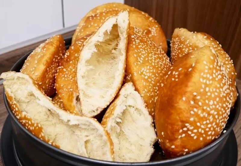 Bánh tiêu là món ăn vặt quen thuộc tại TP.HCM, dễ bắt gặp ở các xe đẩy vỉa hè, chợ hay trước cổng trường. Bánh làm từ bột mì ủ nở, cán dẹt rồi phủ mè trước khi chiên ngập dầu. Khi chín, bánh phồng to, vỏ vàng rộm, tỏa mùi mè rang thơm béo rất đặc trưng.
