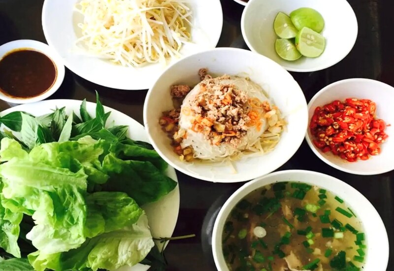 Phở khô Gia Lai, còn gọi là phở hai tô, là đặc sản nổi tiếng của phố núi Pleiku. Món ăn gồm một tô bánh phở trộn thịt băm, gà xé hoặc bò tái, ăn kèm hành phi và nước tương. Tô còn lại là nước dùng trong, ngọt thanh ninh từ xương.

